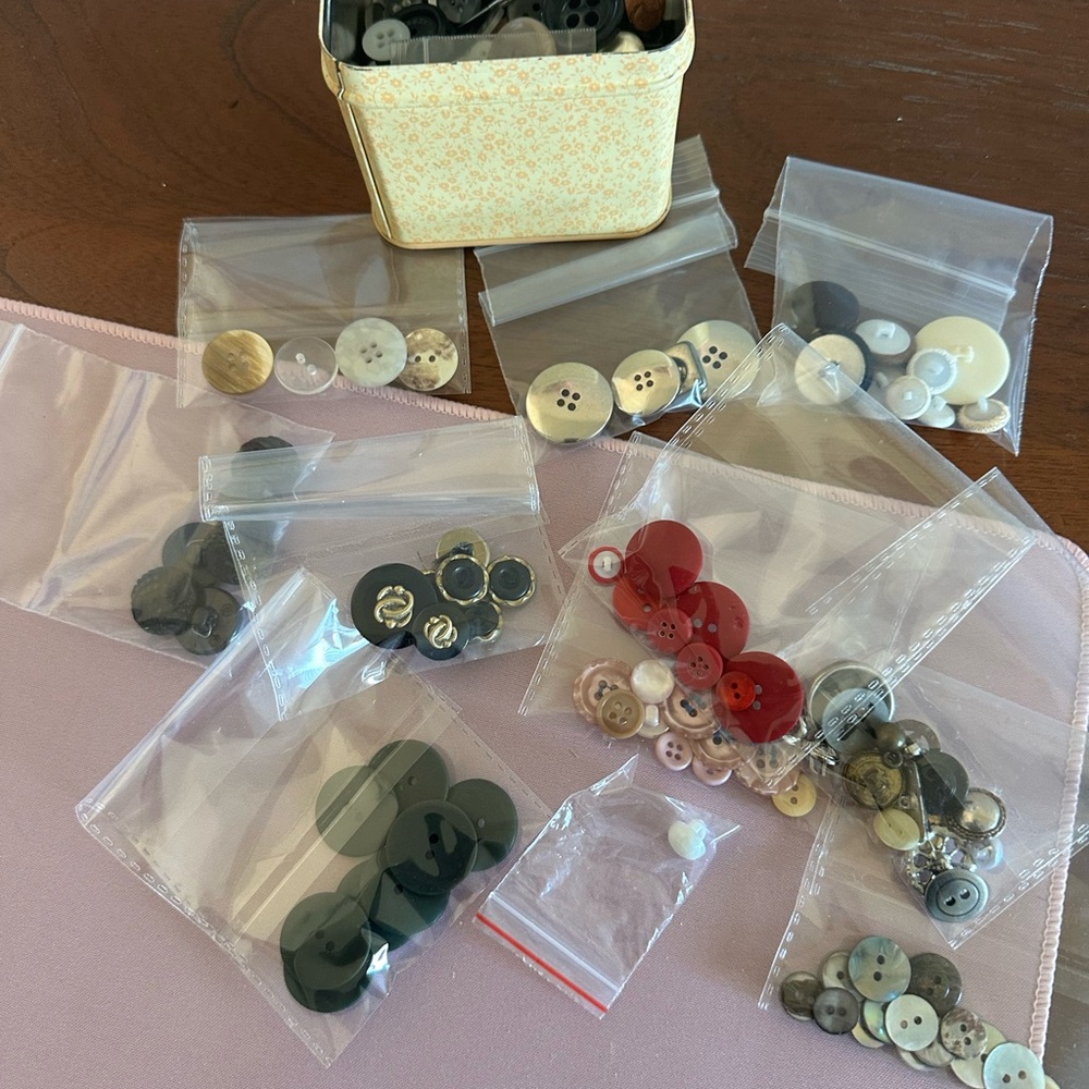 Assorted Buttons - Picture 5 of 6